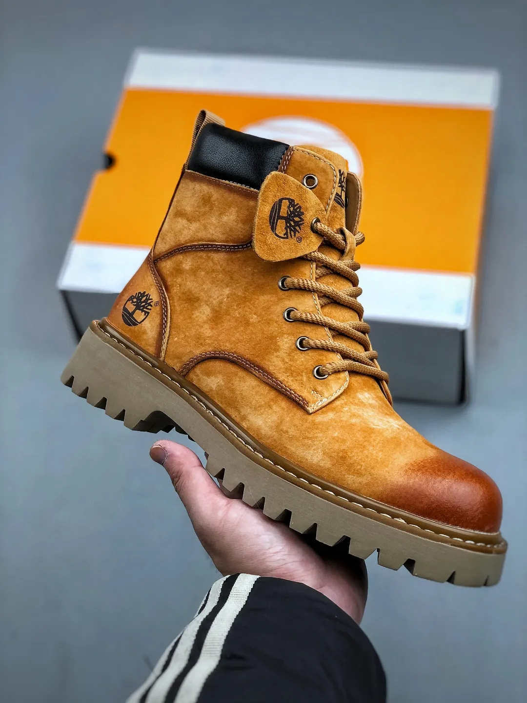 Local 💰640 supports store opening new goods 🚀 #Timberland Timberland/Timberland new autumn and winter products essential outdoor leisure rhubarb boots series for autumn and winter #Guangdong Dachang quality original box original packaging fashion trend matching fabrics made of Italian 🇮🇹 top matte fine-grained cowhide lightweight outsole with anti-odor and anti-corrosion genuine leather latex insoles from outsole to hardware are made from OEM raw materials Same as the original Goodyear's never-opening glue process. Good products don't kill pigs. The quality of the first order is strictly controlled. Exclusively released on the entire network. The quality is beyond doubt. The full set of official website unified packaging gives you a perfect wearing experience. The quality is exquisite and durable. A must-have for sportsmen. Specializes in not looking handsome. High-quality feet feel first-class. This winter, it is specially used for outdoor cold protection. Daily casual matching. Size: 38-44 (leather shoe size)